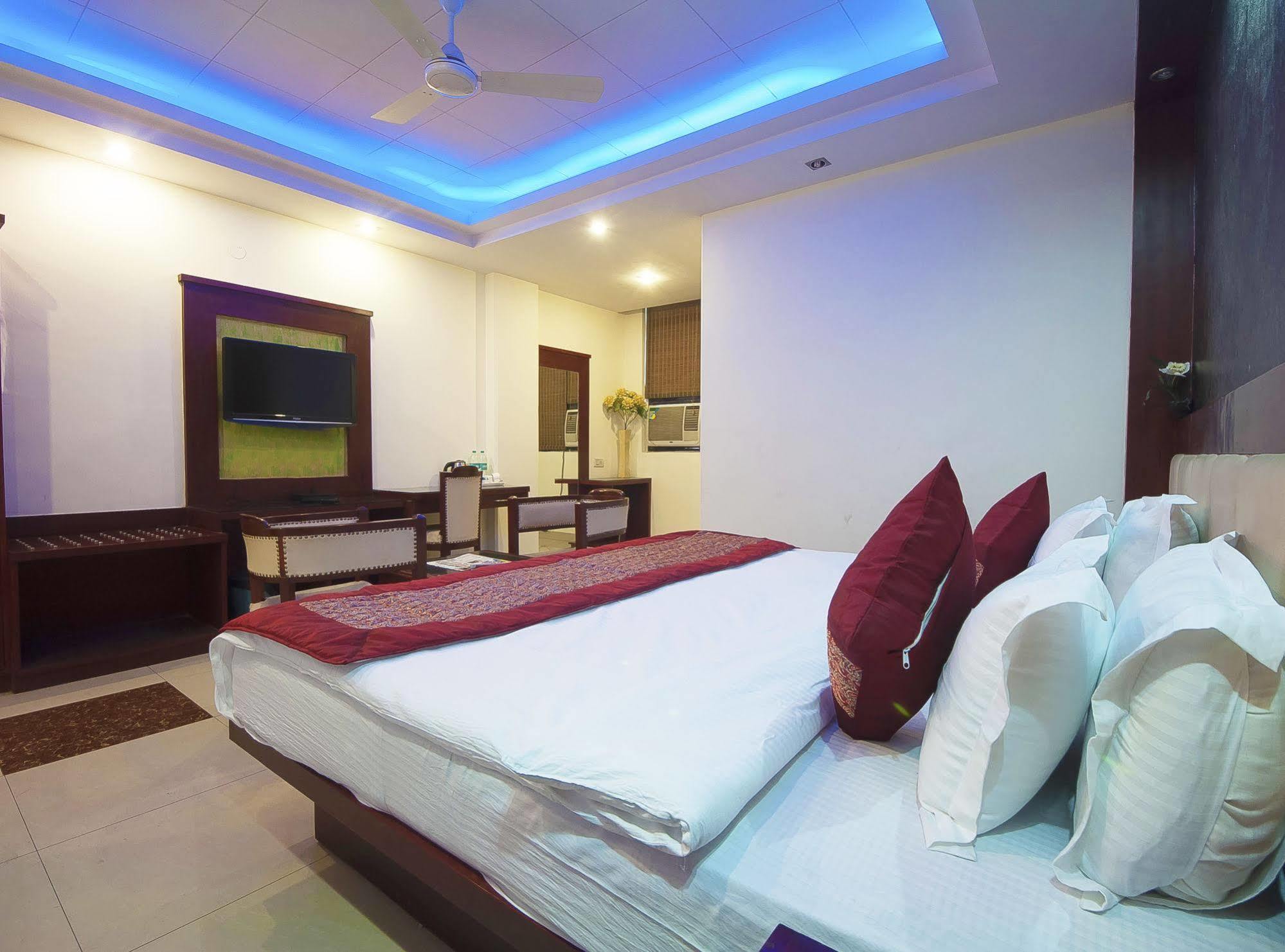 Oyo 3472 Rama New Delhi
